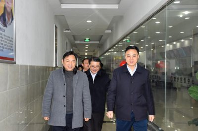 內(nèi)江市委副書記余先河一行到川威集團(tuán)慰問技能大師