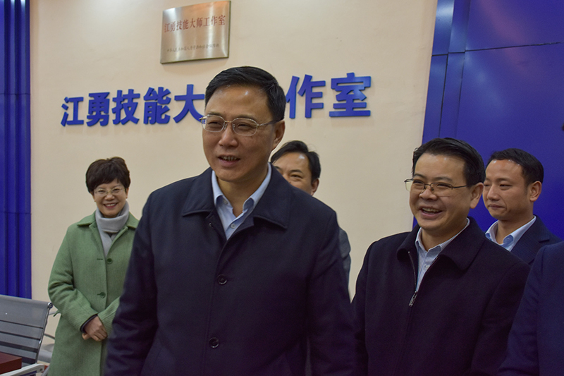 內(nèi)江市委副書記余先河一行到川威集團慰問技能大師(圖3)