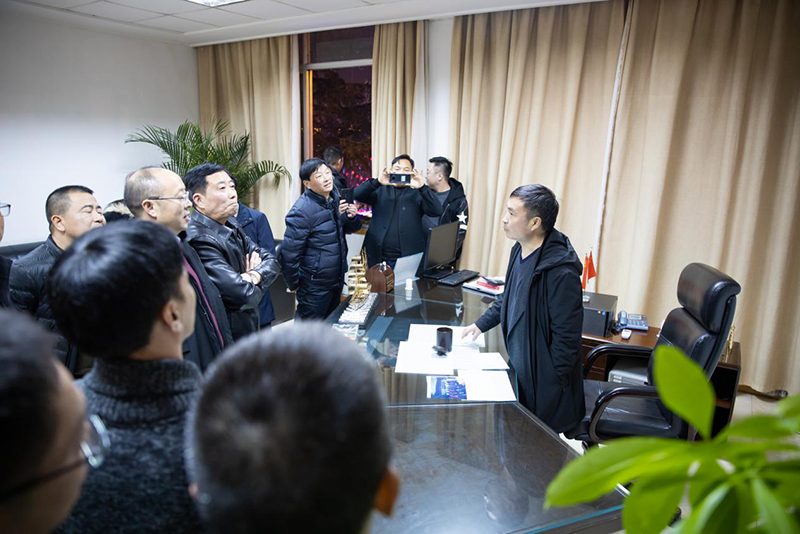 王勁董事長大年三十晚親臨燈會現(xiàn)場送祝福(圖10)