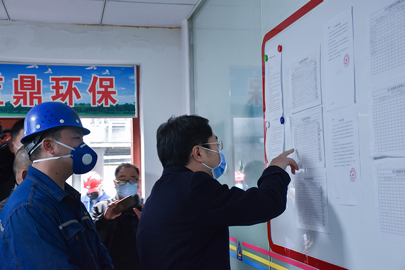 威遠(yuǎn)縣委書記于進(jìn)川赴釩鈦科技調(diào)研脫硫環(huán)保系統(tǒng)運行及疫情防控工作(圖3)
