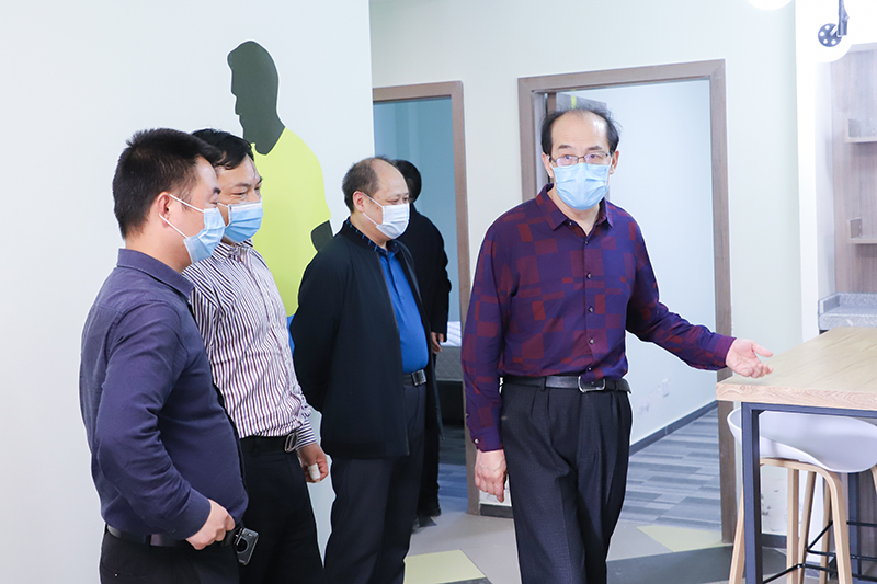 內(nèi)江市人大常委會(huì)副主任秦金保一行調(diào)研連界足球競(jìng)訓(xùn)基地(圖4)