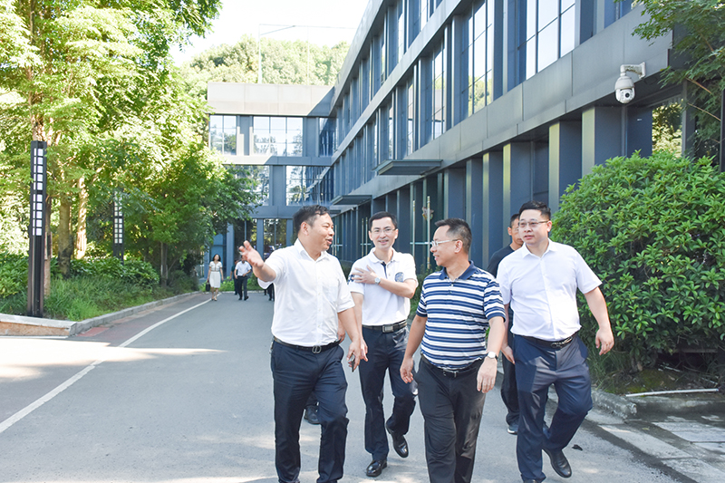省人社廳副廳長黃曉東一行蒞臨川威調(diào)研(圖4)