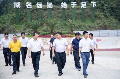 四川省旅游投資集團(tuán)領(lǐng)導(dǎo)蒞臨川威集團(tuán)考察國(guó)家南方·連界足球競(jìng)訓(xùn)基地