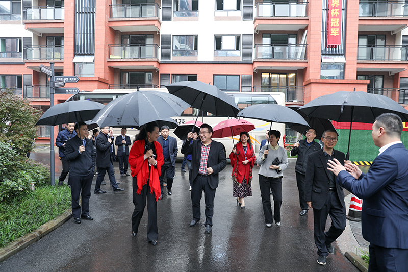 省總工會副主席苗勇率市州調(diào)研組專題調(diào)研川威集團企業(yè)職工之家陣地建設情況(圖2)