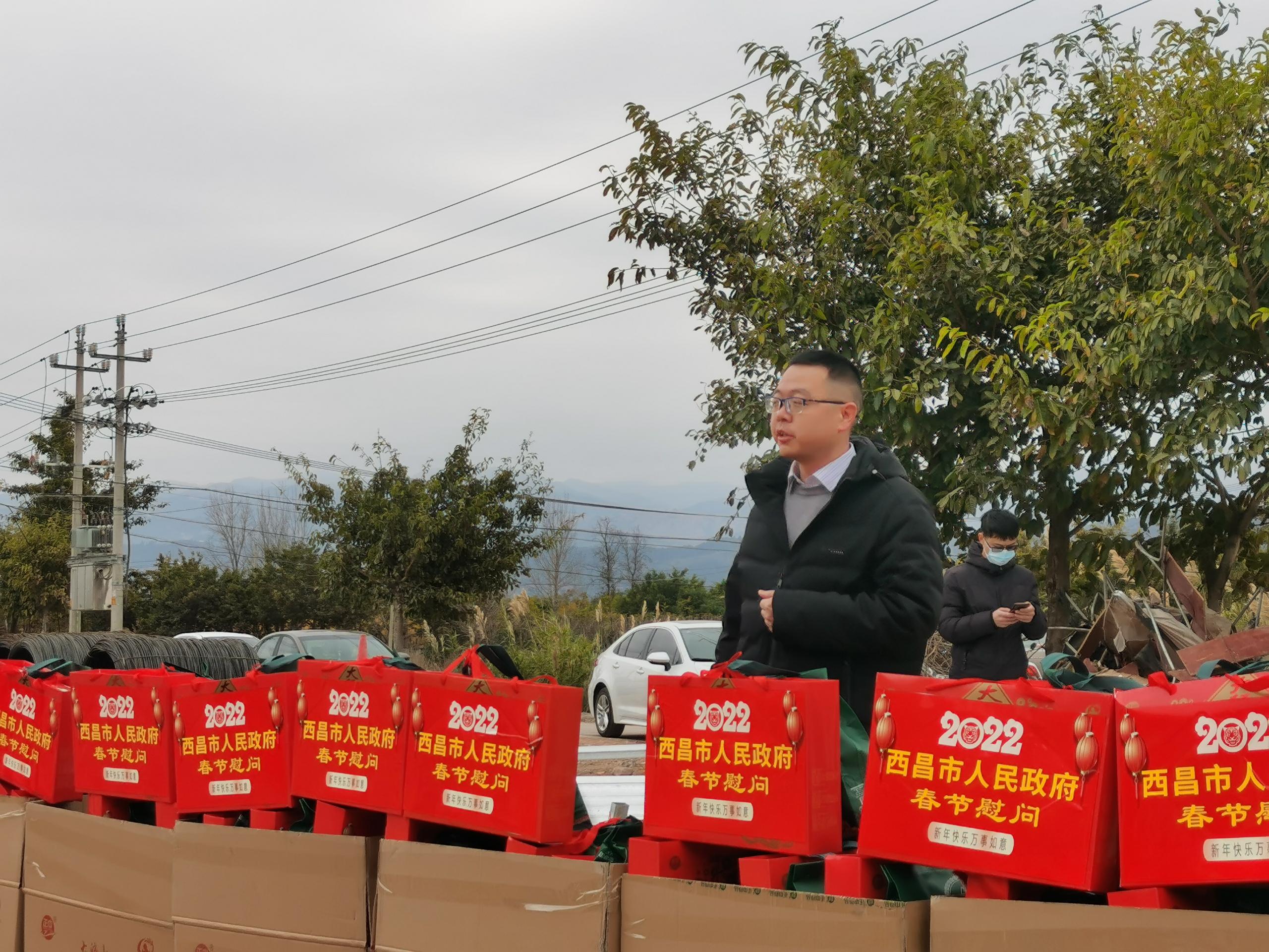 加倍鼓舞  眾志成城戰(zhàn)新春 ——西昌市副市長慰問春節(jié)期奮戰(zhàn)在海南鄉(xiāng)村振興二期項目參戰(zhàn)人員