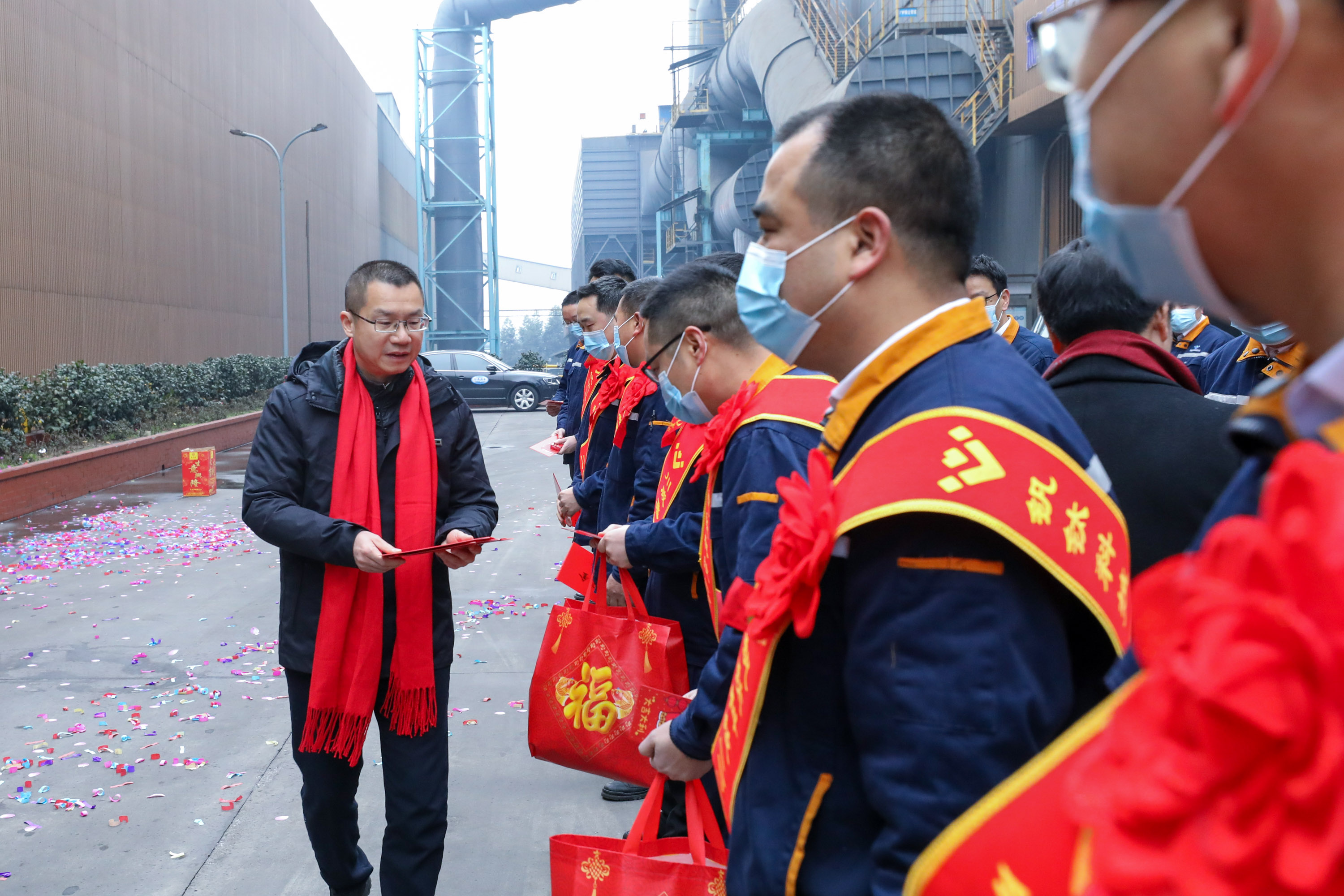 威遠(yuǎn)縣委書記蘭徐春節(jié)到連界基地慰問