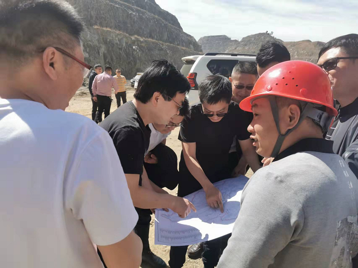 四川省自然資源投資集團總工程師李仕榮一行蒞臨礦業(yè)總公司白草礦區(qū)參觀考察(圖2) 四川省自然資源投資集團總工程師李仕榮一行蒞臨礦業(yè)總公司白草礦區(qū)參觀考察(圖2)