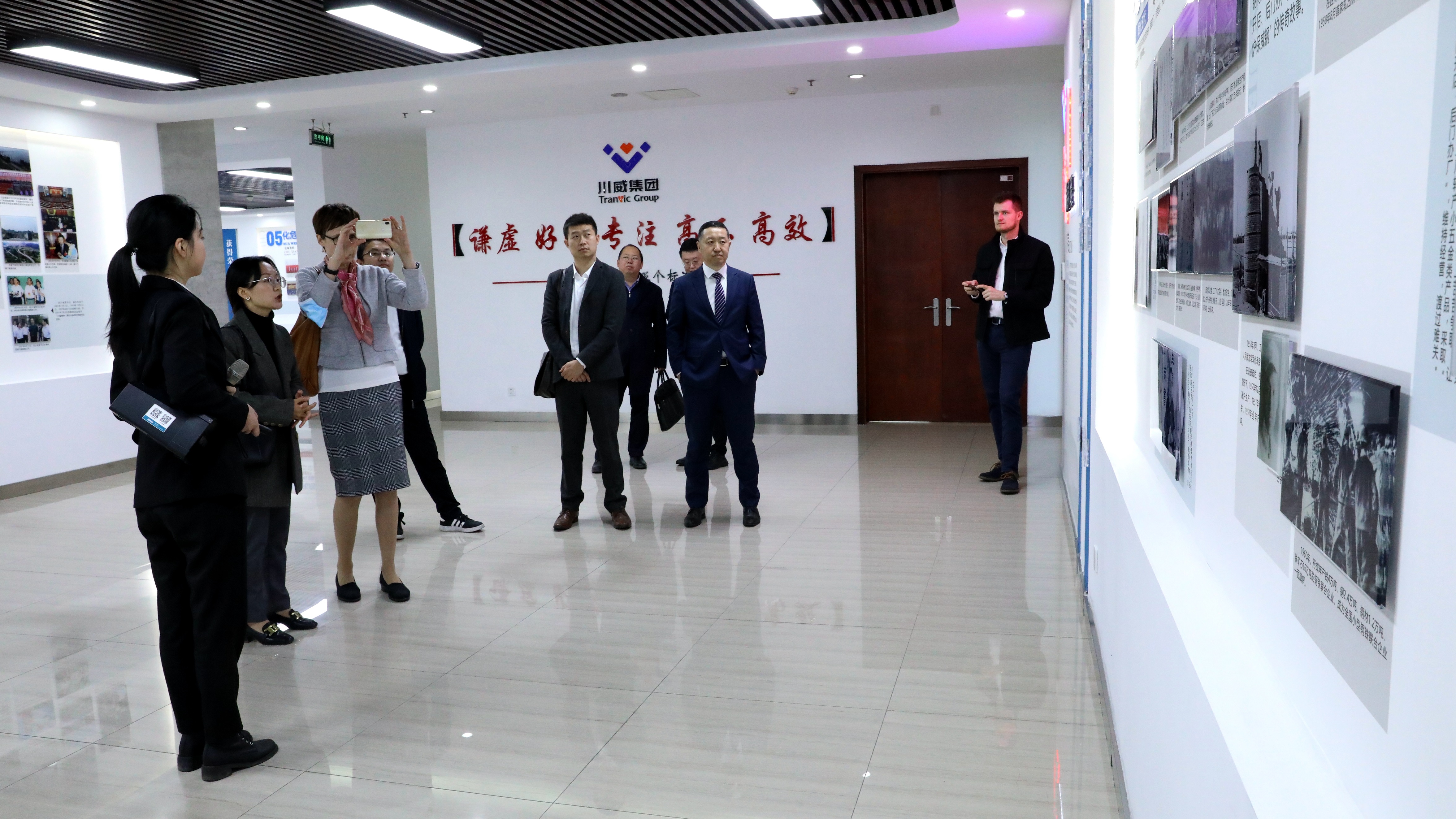 捷克駐成都總領(lǐng)事館卡特瑞娜一行蒞臨川威考察交流(圖2) 捷克駐成都總領(lǐng)事館卡特瑞娜一行蒞臨川威考察交流(圖2)