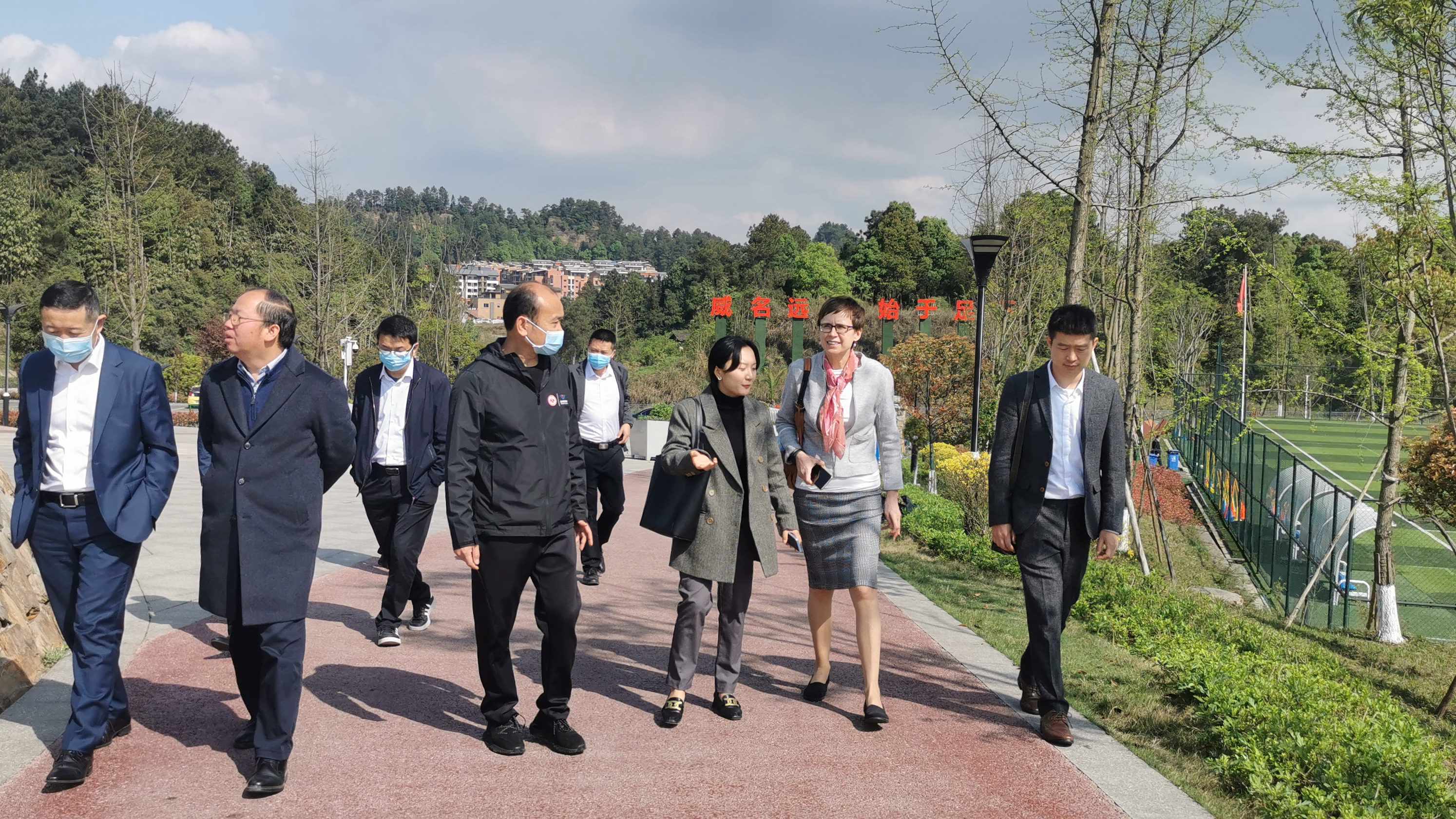 捷克駐成都總領(lǐng)事館卡特瑞娜一行蒞臨川威考察交流(圖4) 捷克駐成都總領(lǐng)事館卡特瑞娜一行蒞臨川威考察交流(圖4)