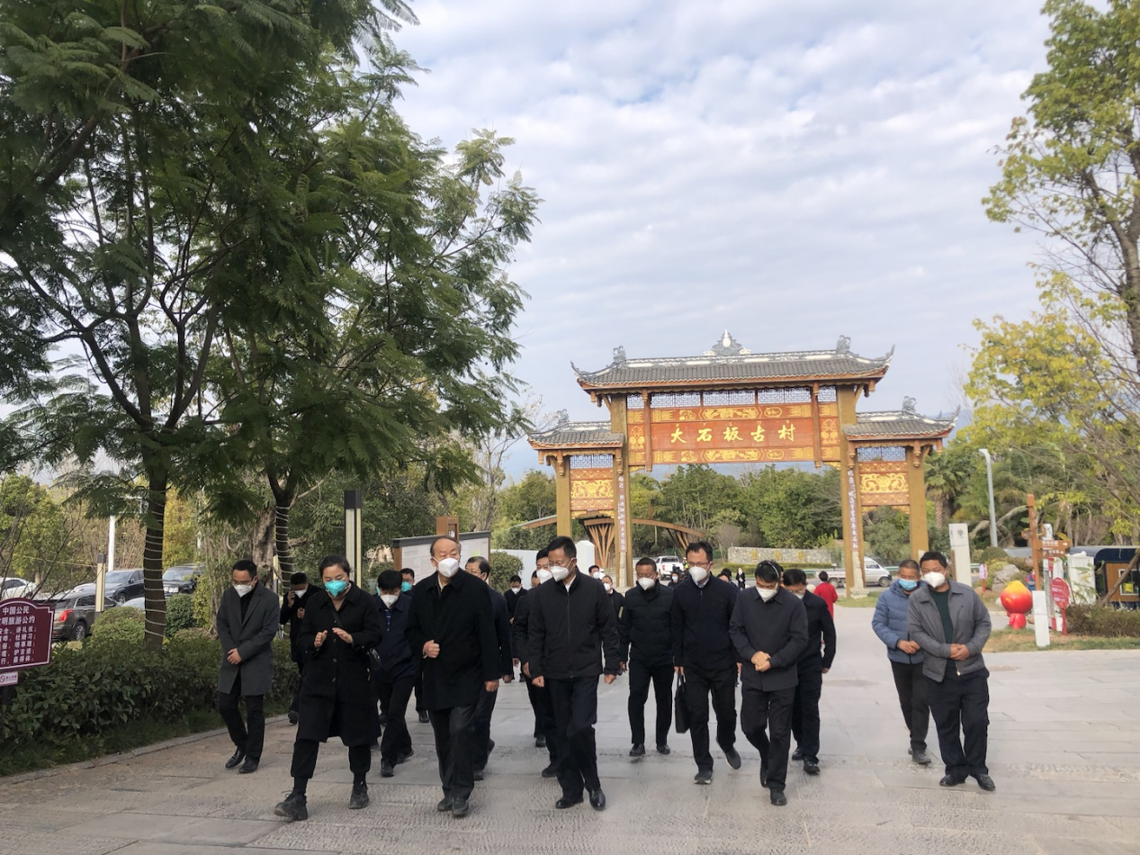 中央組織部副部長(zhǎng)傅興國(guó)一行考察調(diào)研大石板二期項(xiàng)目(圖2) 中央組織部副部長(zhǎng)傅興國(guó)一行考察調(diào)研大石板二期項(xiàng)目(圖2)