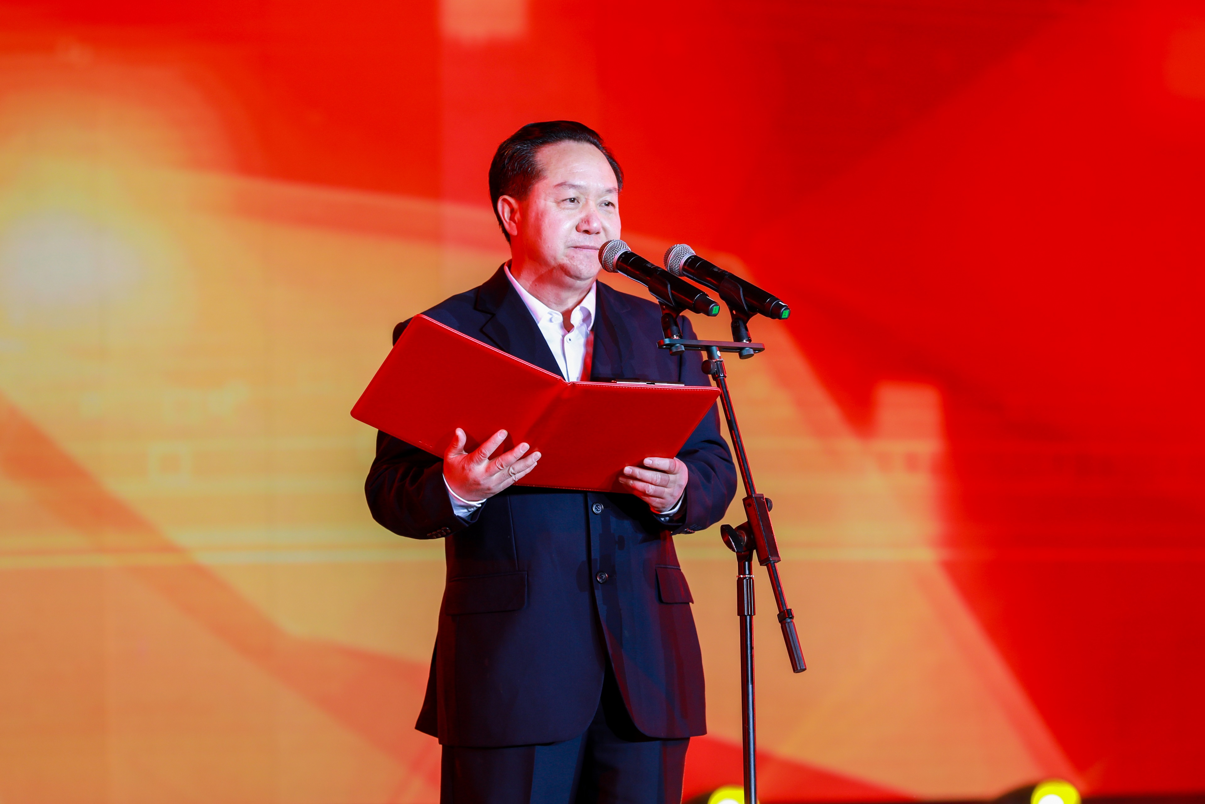 風(fēng)雨兼程 執(zhí)夢前行——集團公司2023年迎新晚會圓滿落幕(圖2) 風(fēng)雨兼程 執(zhí)夢前行——集團公司2023年迎新晚會圓滿落幕(圖2)