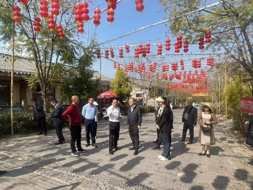 省審計廳陶志偉廳長一行赴大石板鄉(xiāng)村振興項目調(diào)研(圖2) 省審計廳陶志偉廳長一行赴大石板鄉(xiāng)村振興項目調(diào)研(圖2)