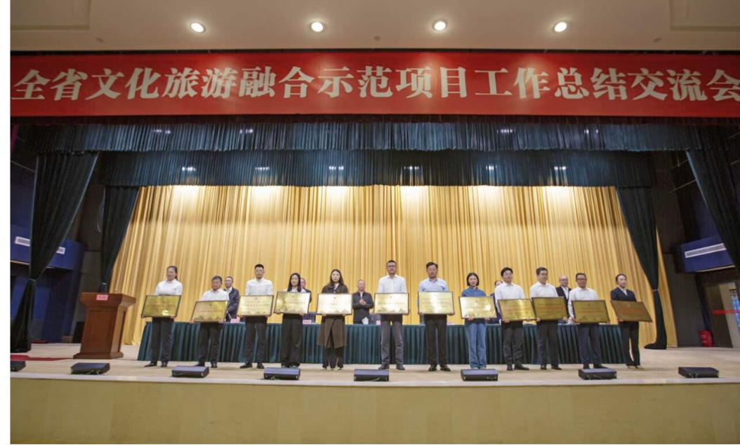全省文化旅游融合示范項(xiàng)目工作總結(jié)交流會(huì)代表團(tuán)考察學(xué)習(xí)大石板項(xiàng)目(圖3) 全省文化旅游融合示范項(xiàng)目工作總結(jié)交流會(huì)代表團(tuán)考察學(xué)習(xí)大石板項(xiàng)目(圖3)