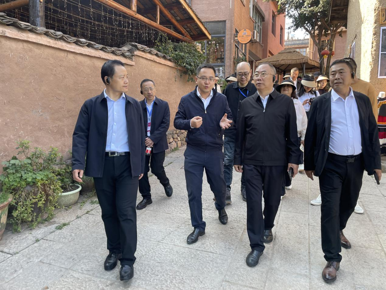 全省文化旅游融合示范項(xiàng)目工作總結(jié)交流會(huì)代表團(tuán)考察學(xué)習(xí)大石板項(xiàng)目(圖4) 全省文化旅游融合示范項(xiàng)目工作總結(jié)交流會(huì)代表團(tuán)考察學(xué)習(xí)大石板項(xiàng)目(圖4)