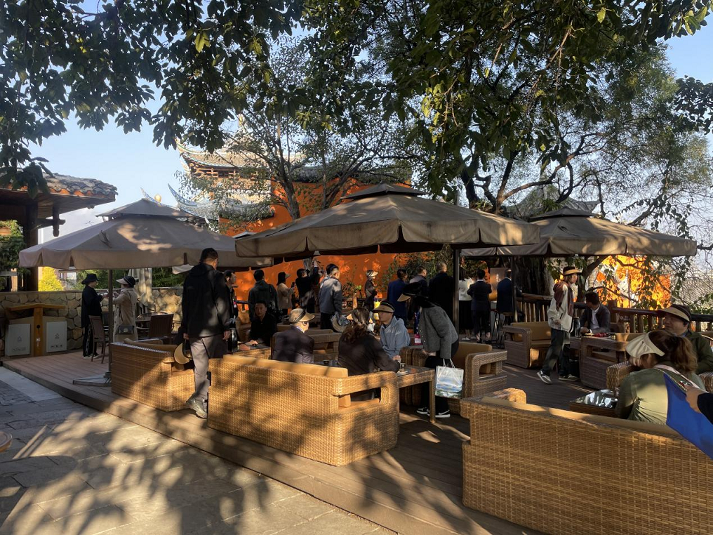 全省文化旅游融合示范項(xiàng)目工作總結(jié)交流會(huì)代表團(tuán)考察學(xué)習(xí)大石板項(xiàng)目(圖5) 全省文化旅游融合示范項(xiàng)目工作總結(jié)交流會(huì)代表團(tuán)考察學(xué)習(xí)大石板項(xiàng)目(圖5)
