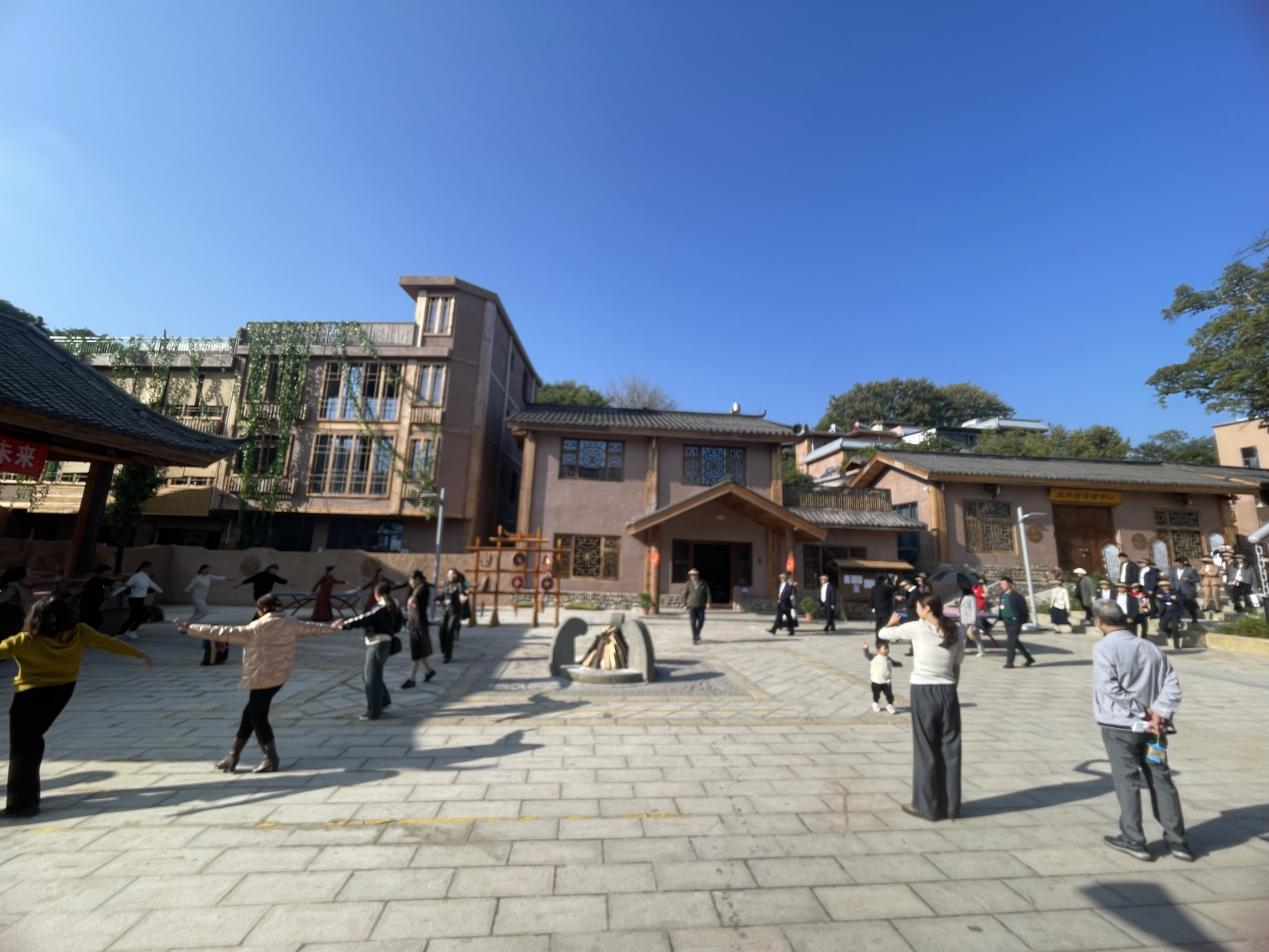 全省文化旅游融合示范項(xiàng)目工作總結(jié)交流會(huì)代表團(tuán)考察學(xué)習(xí)大石板項(xiàng)目(圖6) 全省文化旅游融合示范項(xiàng)目工作總結(jié)交流會(huì)代表團(tuán)考察學(xué)習(xí)大石板項(xiàng)目(圖6)