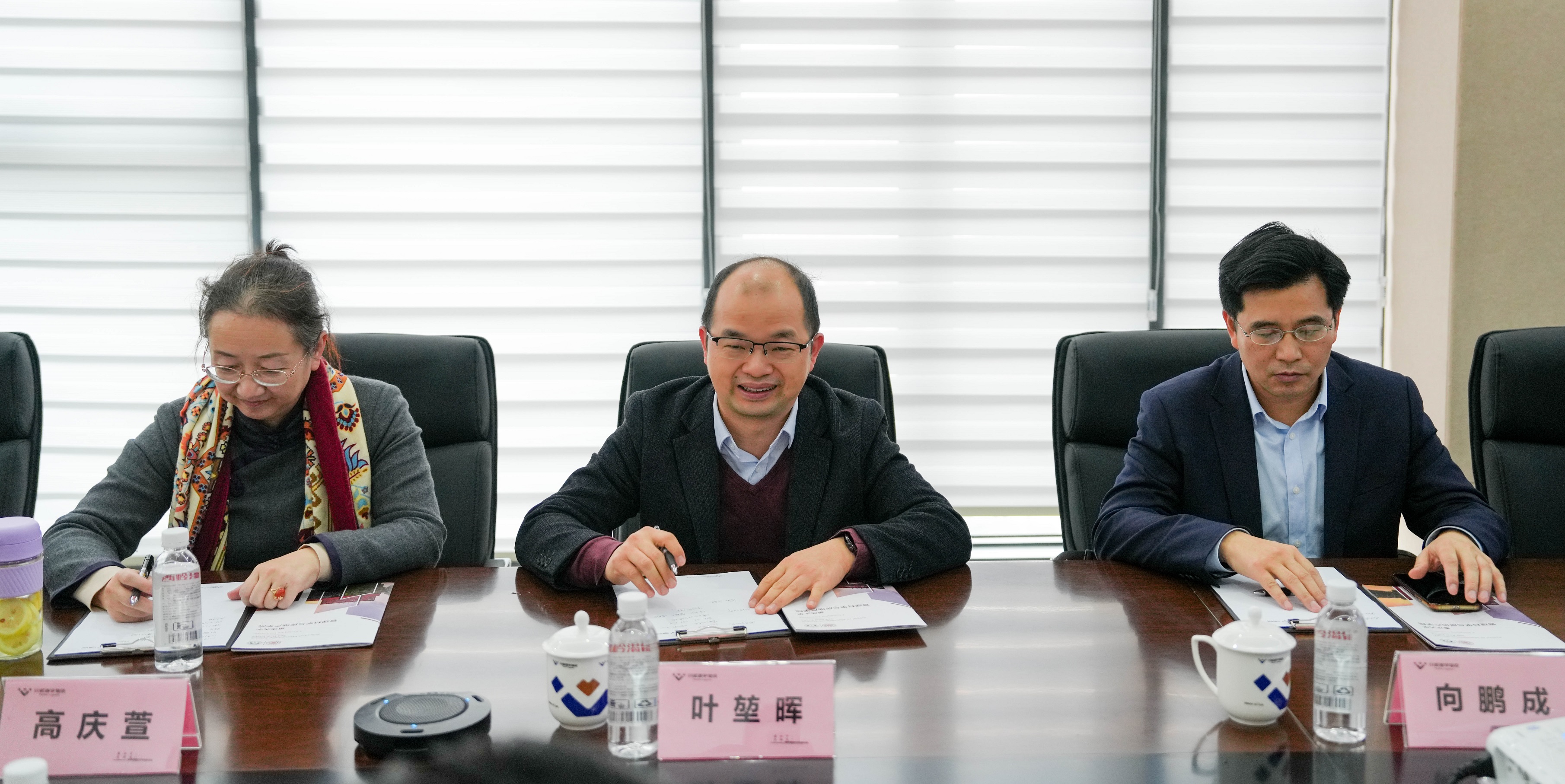 重慶大學管理科學與房地產(chǎn)學院與四川通宇物流有限公司簽訂戰(zhàn)略合作協(xié)議(圖3) 重慶大學管理科學與房地產(chǎn)學院與四川通宇物流有限公司簽訂戰(zhàn)略合作協(xié)議(圖3)