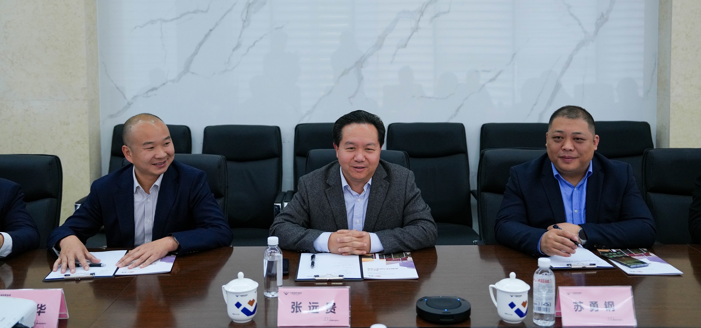 重慶大學管理科學與房地產(chǎn)學院與四川通宇物流有限公司簽訂戰(zhàn)略合作協(xié)議(圖4) 重慶大學管理科學與房地產(chǎn)學院與四川通宇物流有限公司簽訂戰(zhàn)略合作協(xié)議(圖4)