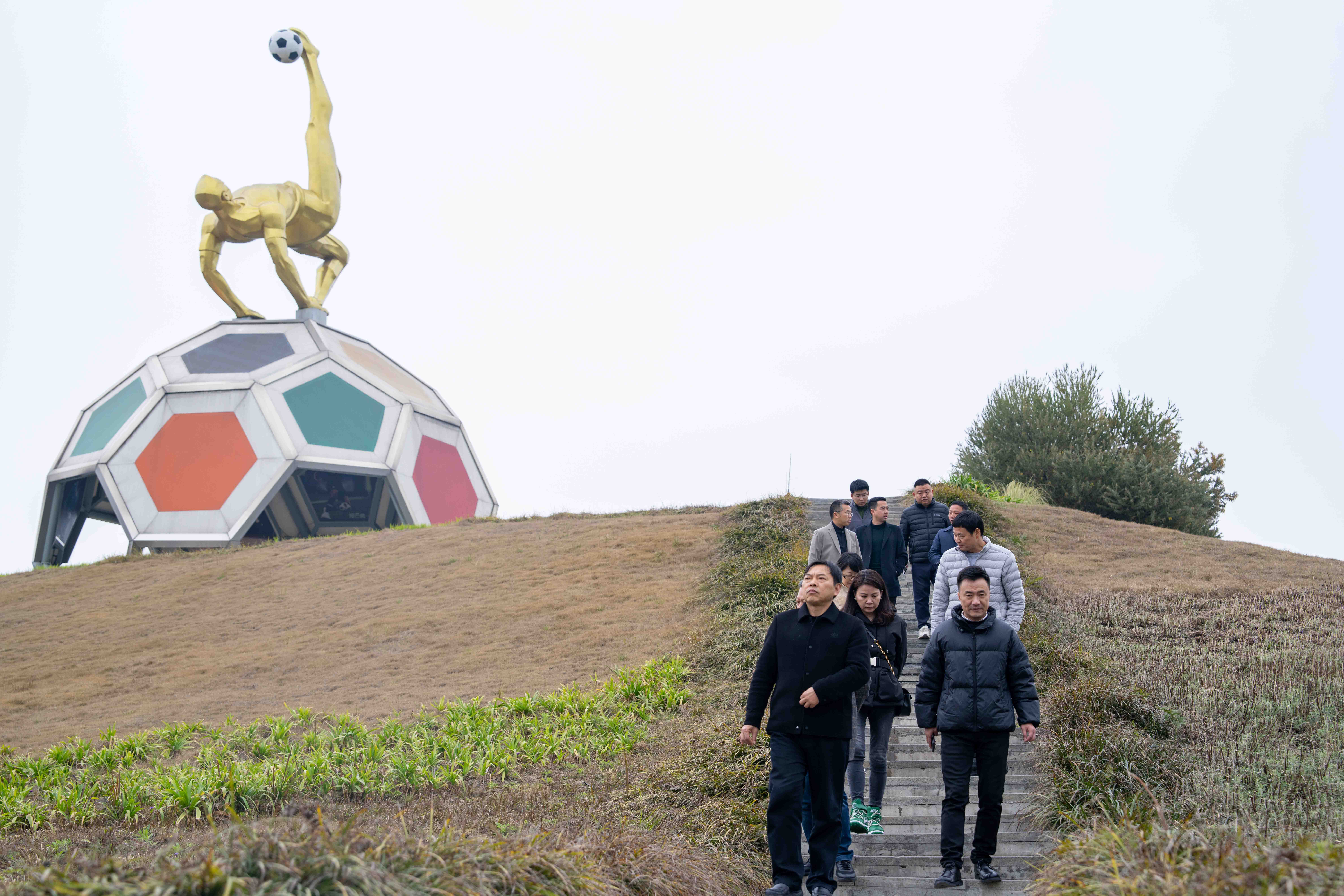 省主流媒體一行赴川威集團連界基地考察交流(圖2) 省主流媒體一行赴川威集團連界基地考察交流(圖2)
