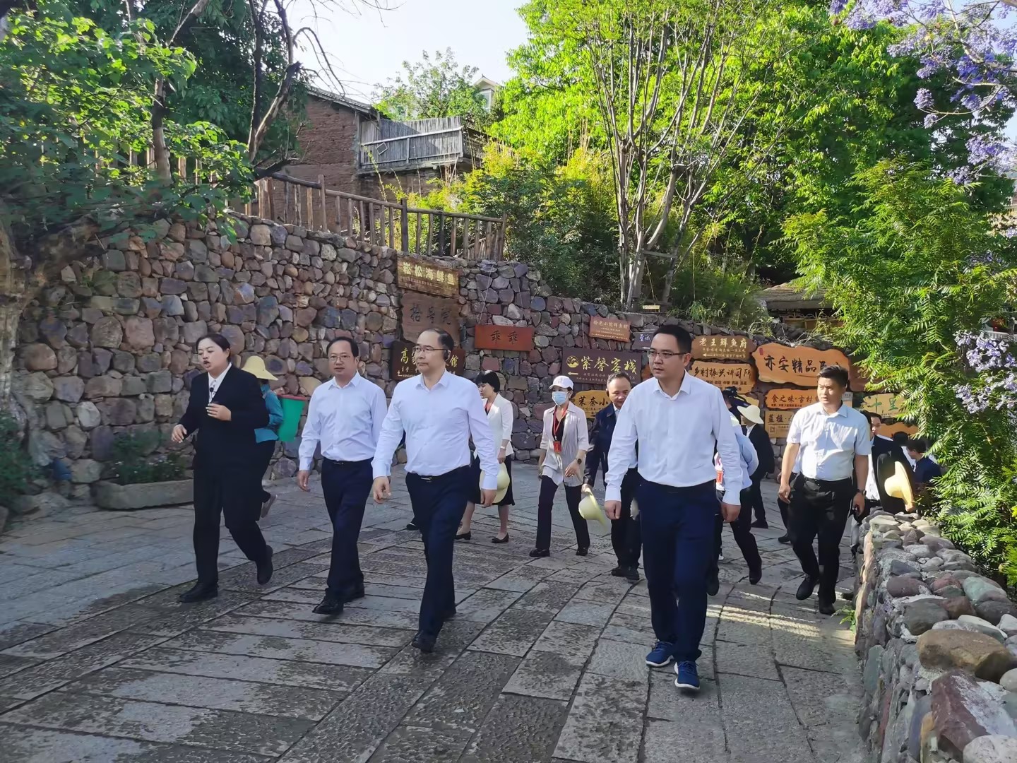 大石板項(xiàng)目再次成為“頂流”——全省鞏固拓展脫貧攻堅成果工作推進(jìn)會在此成功召開(圖2) 大石板項(xiàng)目再次成為“頂流”——全省鞏固拓展脫貧攻堅成果工作推進(jìn)會在此成功召開(圖2)