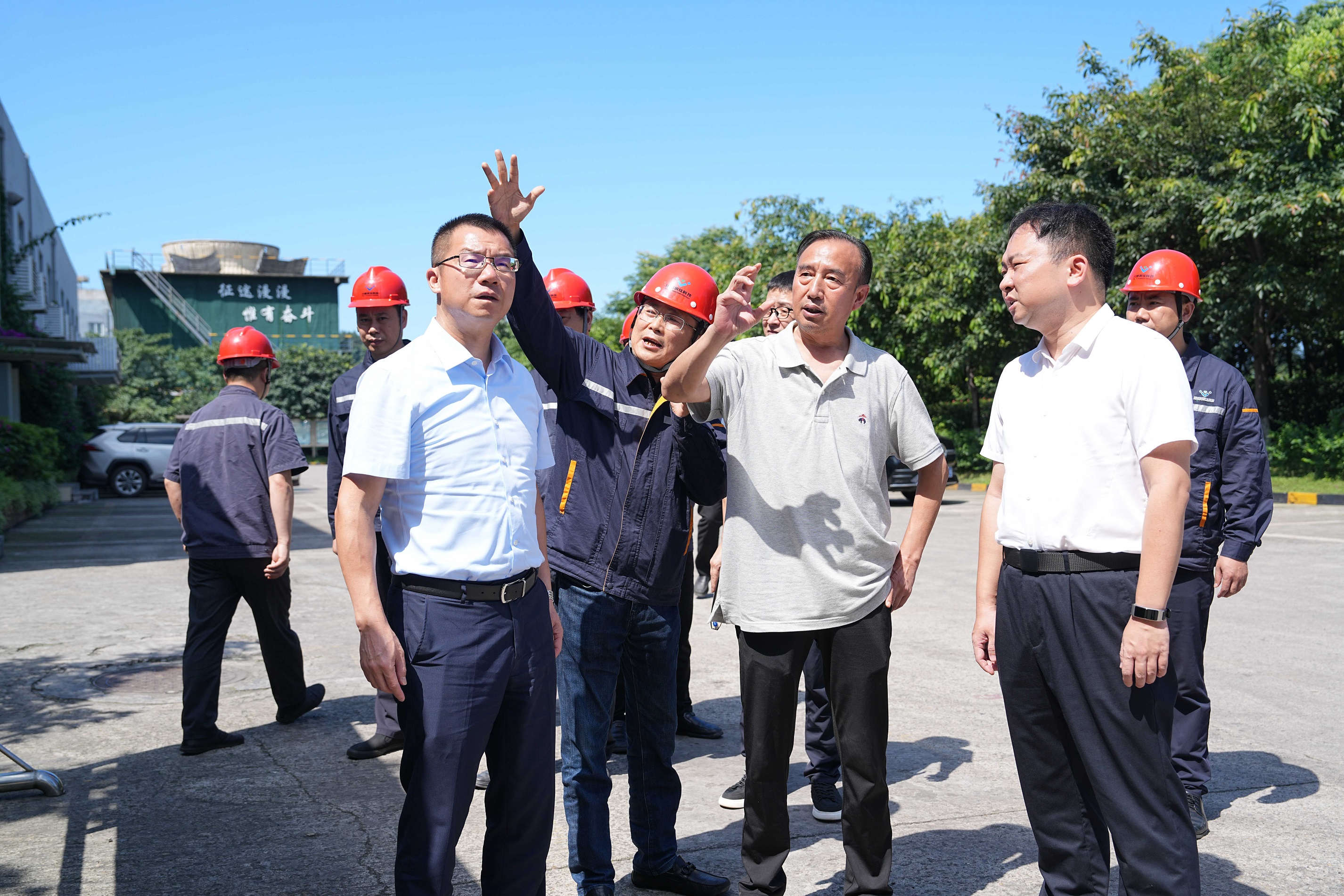 威遠(yuǎn)縣委書記蘭徐一行蒞臨川威連界基地考察調(diào)研(圖3) 威遠(yuǎn)縣委書記蘭徐一行蒞臨川威連界基地考察調(diào)研(圖3)