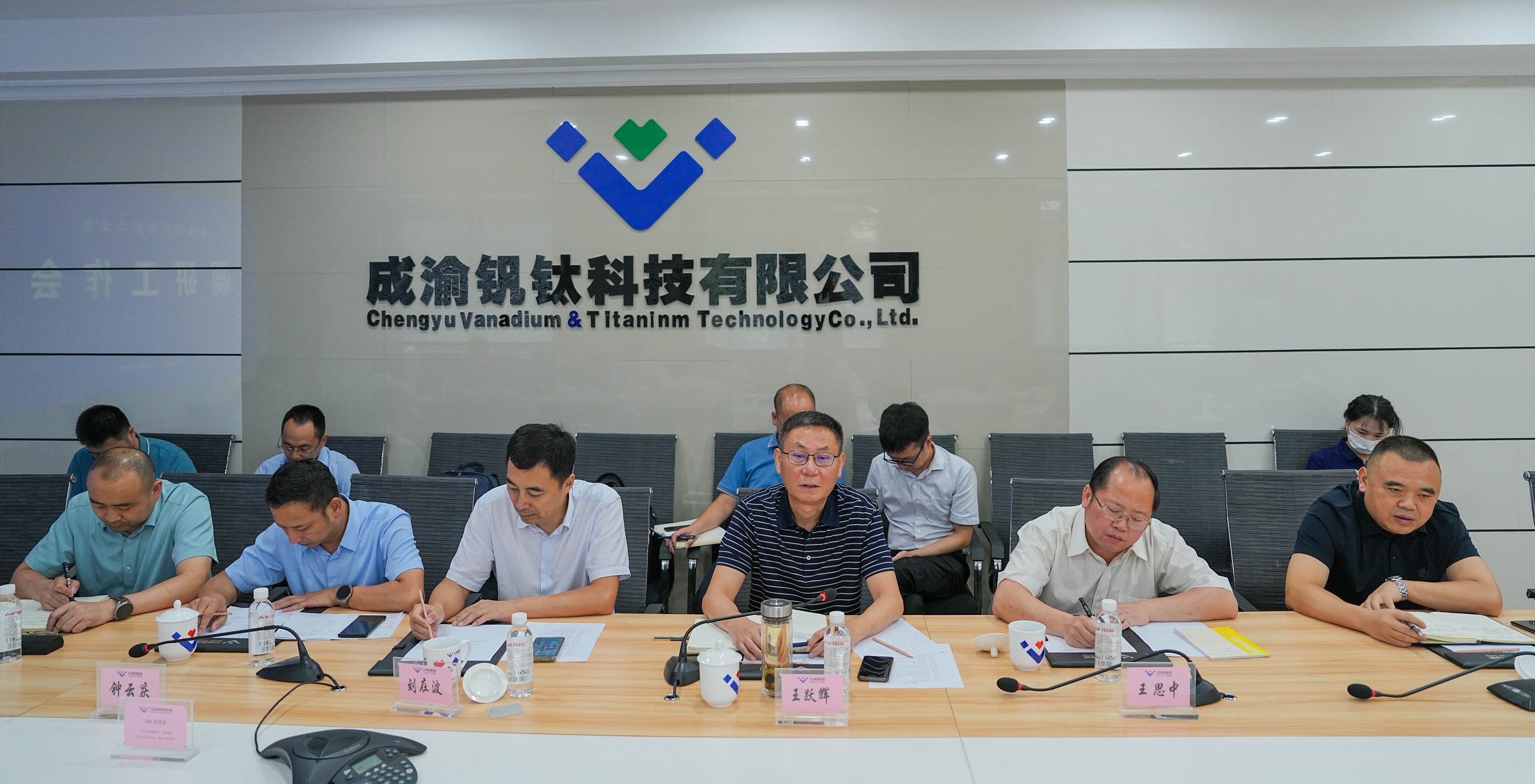 省經(jīng)信廳材料工業(yè)處處長(zhǎng)卿家勝一行調(diào)研川威(圖3) 省經(jīng)信廳材料工業(yè)處處長(zhǎng)卿家勝一行調(diào)研川威(圖3)