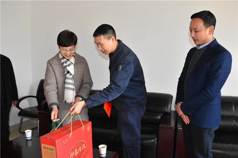 市總工會領(lǐng)導(dǎo)到川威慰問困難員工暨勞模代表(圖3)