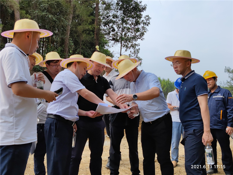 集團公司王勁董事長視察穹窿植物園建設(shè)現(xiàn)場(圖1)
