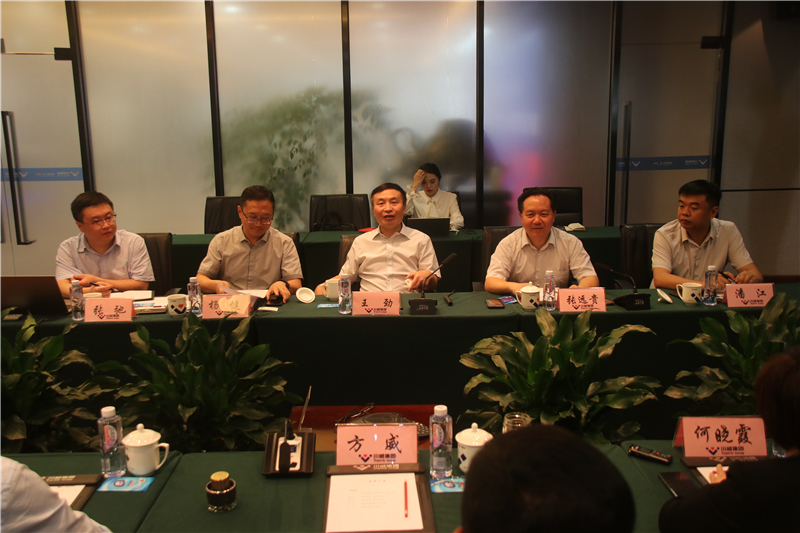 方大集團(tuán)董事局主席方威一行到訪川威座談交流(圖3)